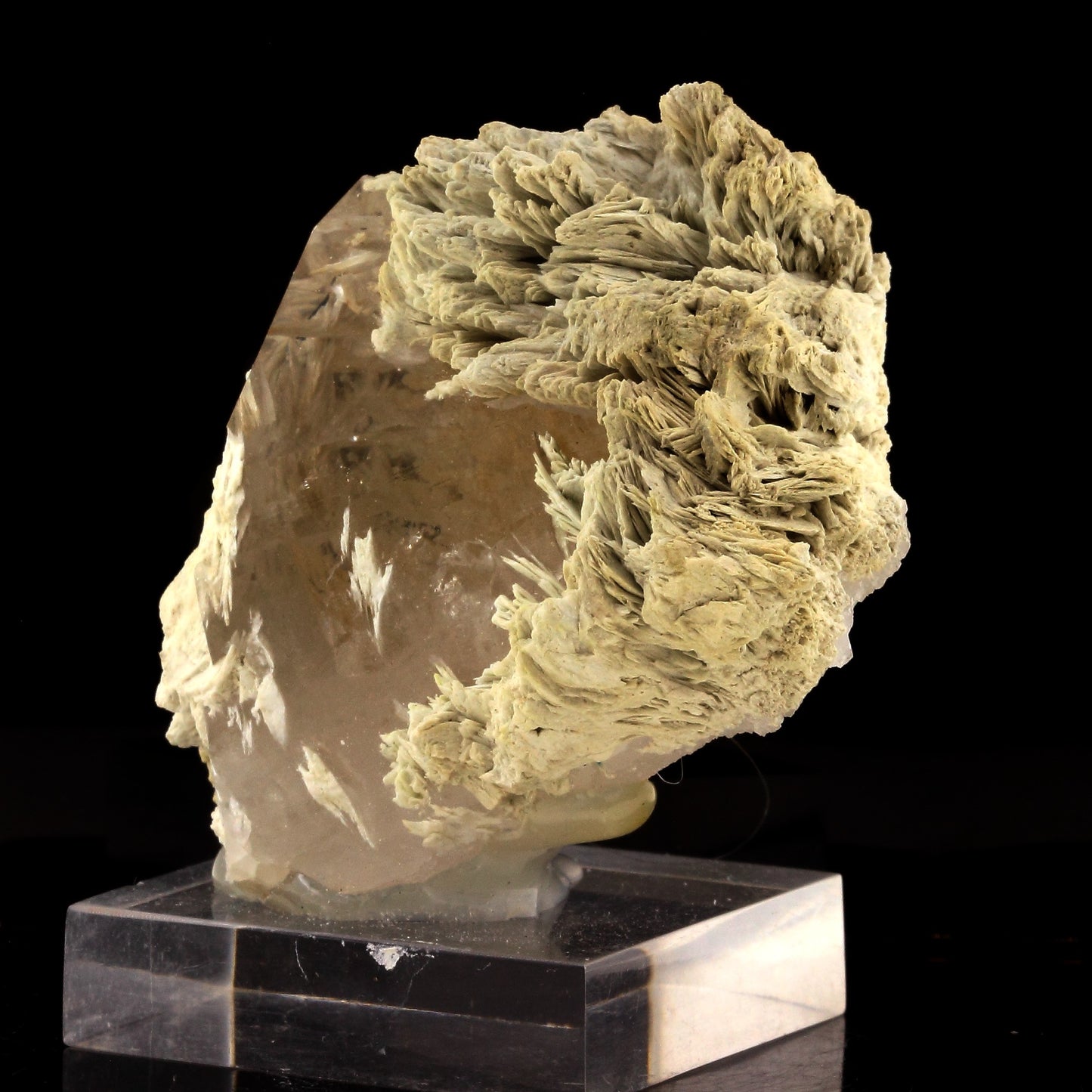 Baryte + Quartz. 742.0 carats. Massif des Grandes Rousses, Isère, France