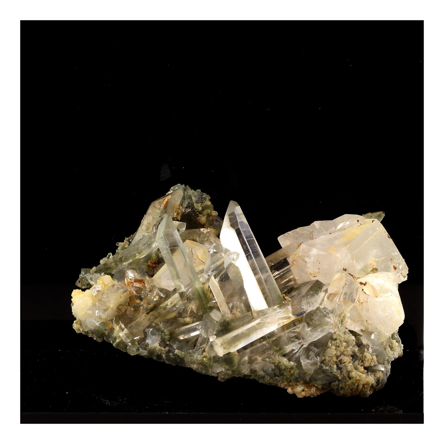 Quartz + Calcite. 335.5 carats. Maronne, Oisans, Isère, France
