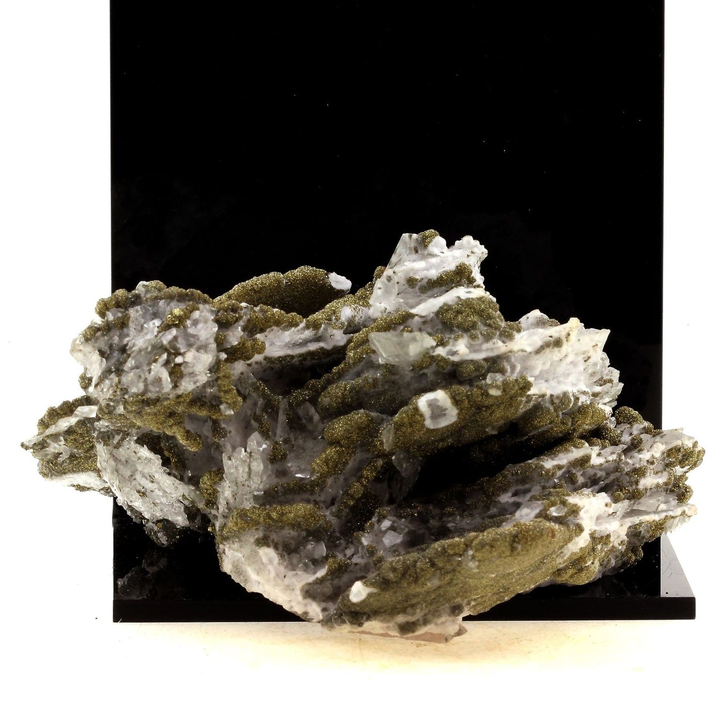 Calcite + Pyrite. 1610.0 carats. Xifan, Jiangxi Sheng, Chine