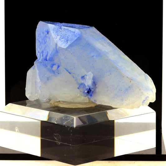 Quartz + Dumortierite. 1467.5 carats. En provenance de Vaca Morta quarry, Bahia, Brésil