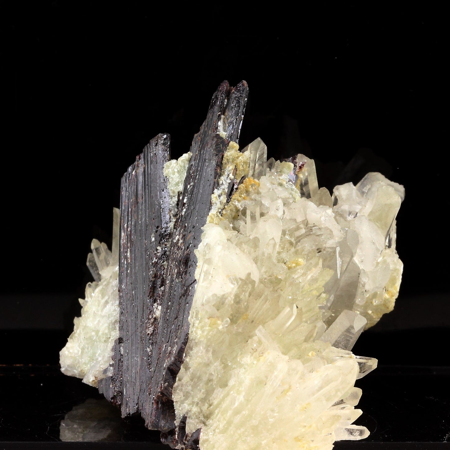 Hübnerite + Quartz. 1035.5 carats. Huayllapon Mine, Áncash, Pérou