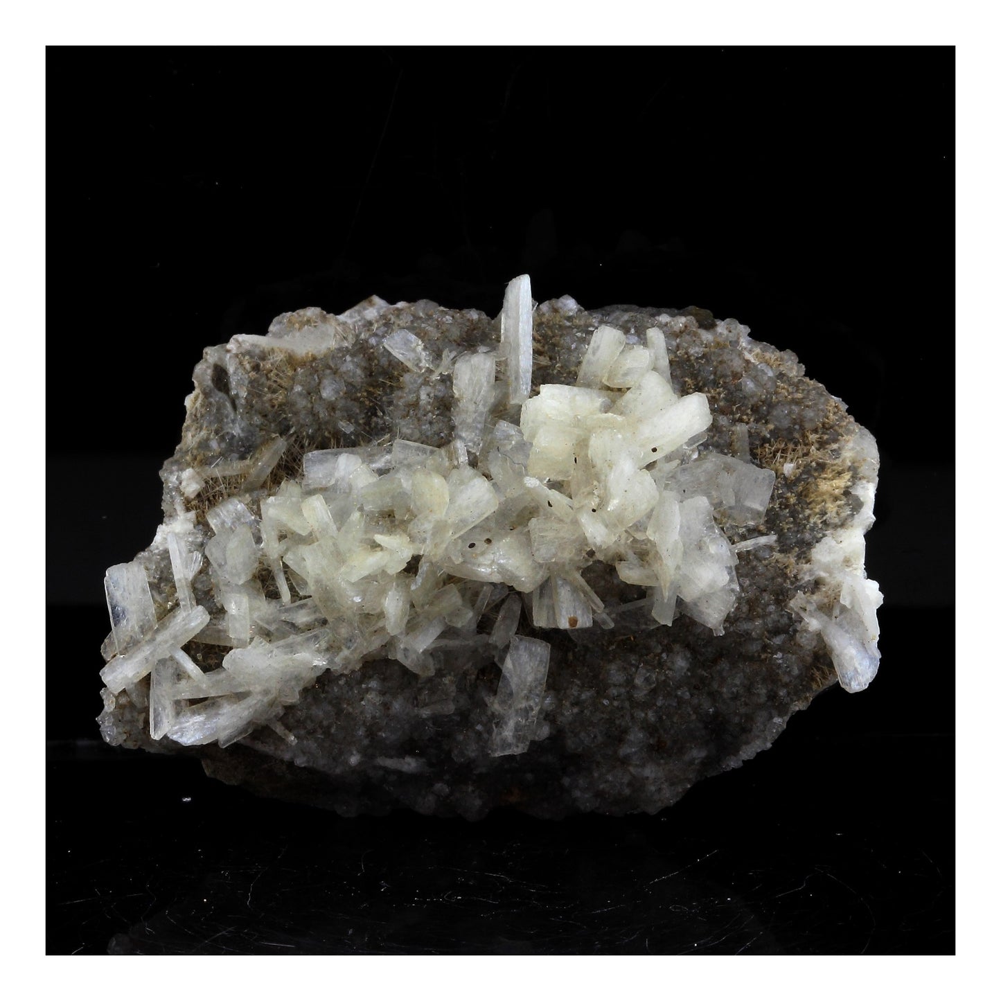Stilbite, Analcime, Mesolite, 79.0 carats, NinGinish, Skye Island, Ecosse