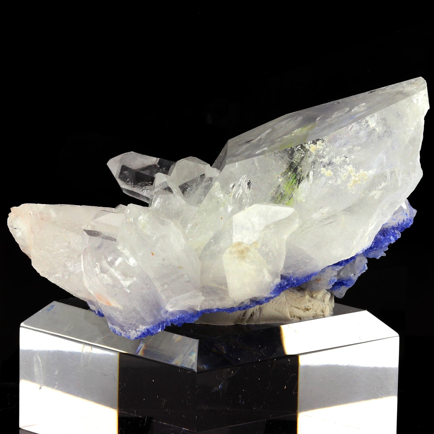 Quartz + Dumortierite, 1097.0 carats, Vaca Morta quarry, Bahia, Brésil