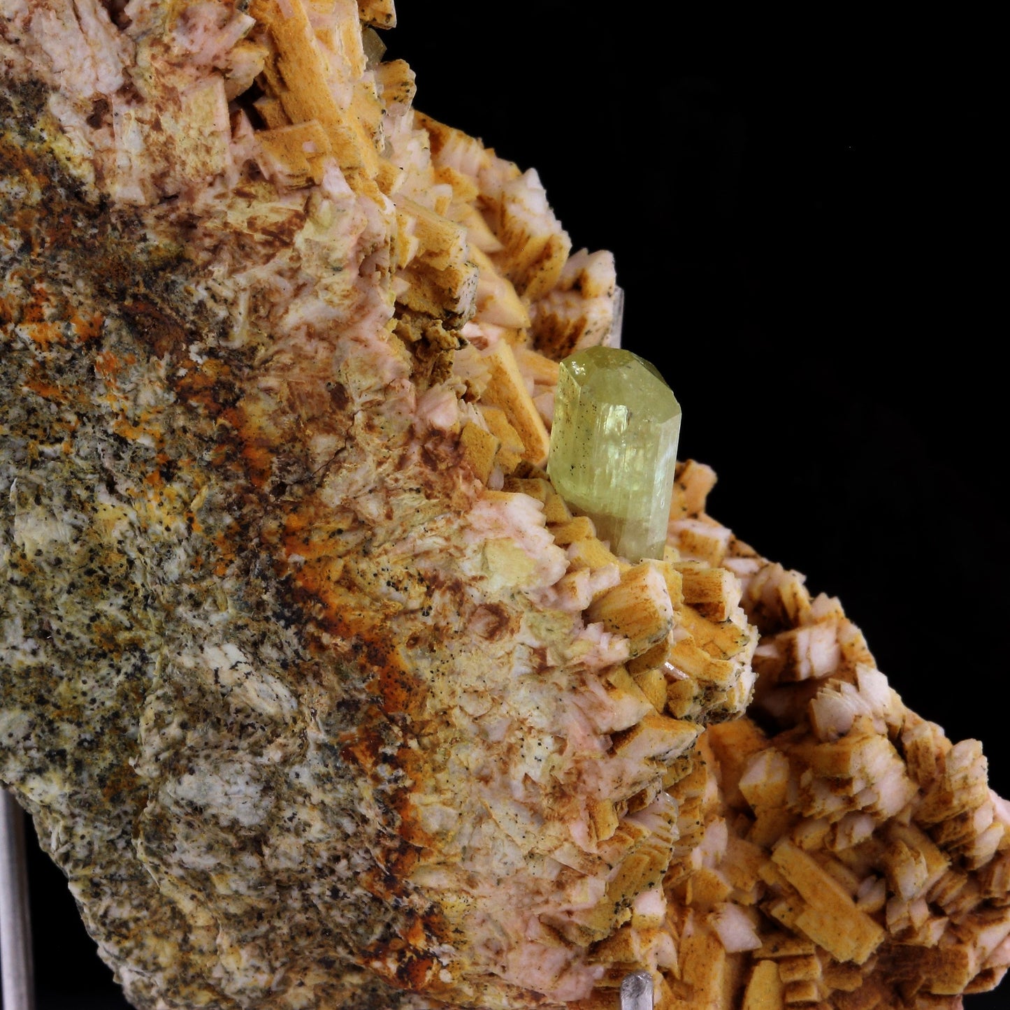 Apatite + Feldspath. 599.80 carats. Agoudim, Midelt, Drâa-Tafilalet, Maroc