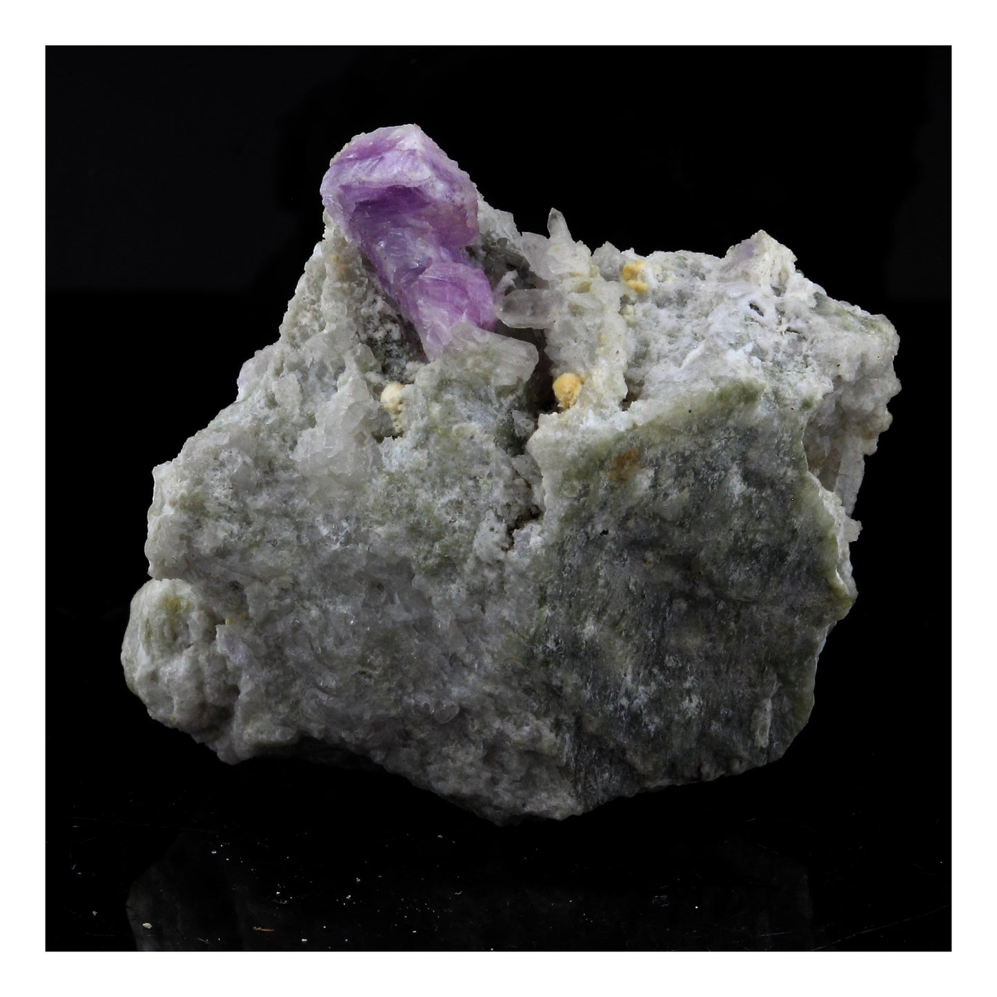 Fluorite. 125.0 carats. Saint Christophe en Oisans, Isère, France