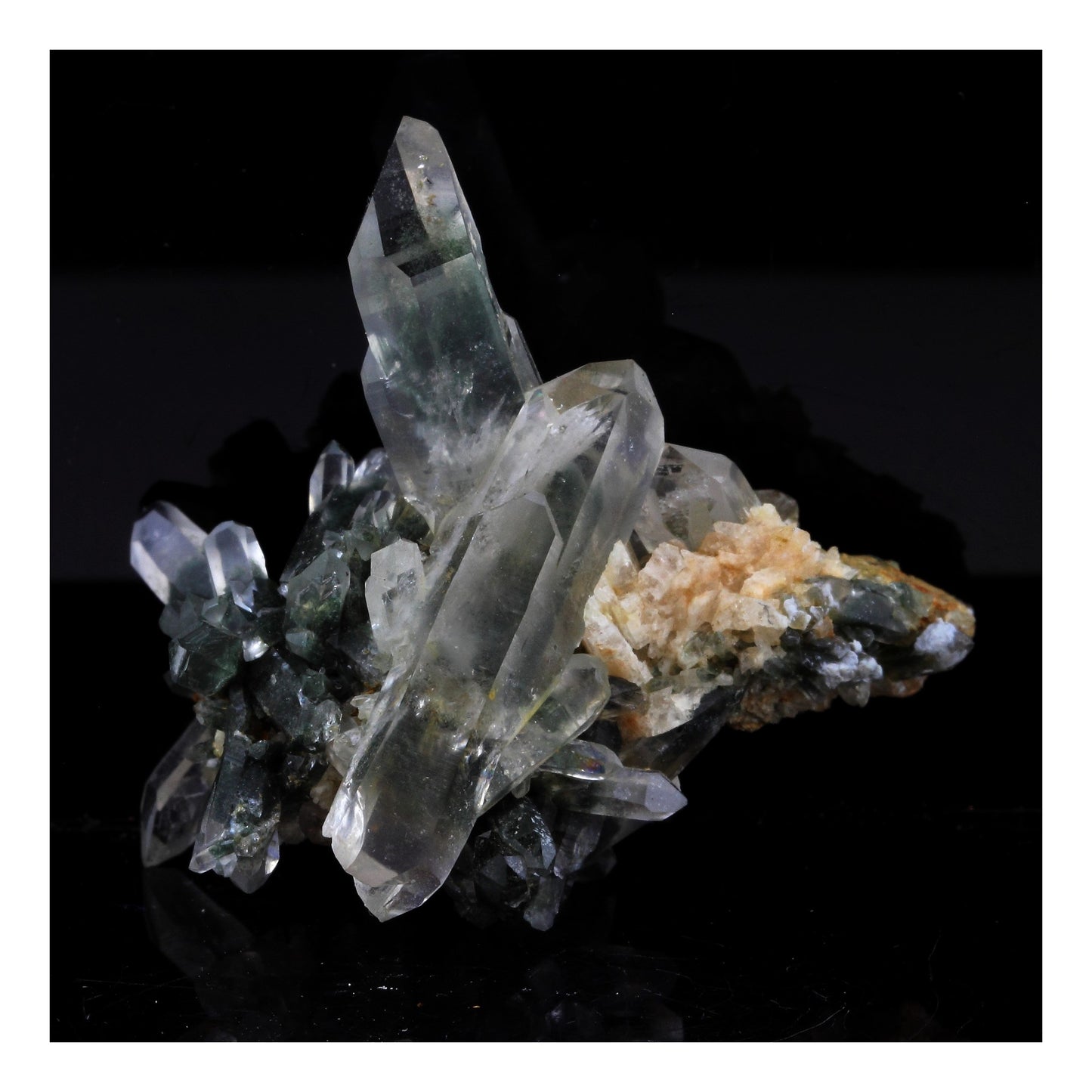 Quartz fantôme + Albite, 118.0 carats, Rochers de la Curiaz, Savoie, France