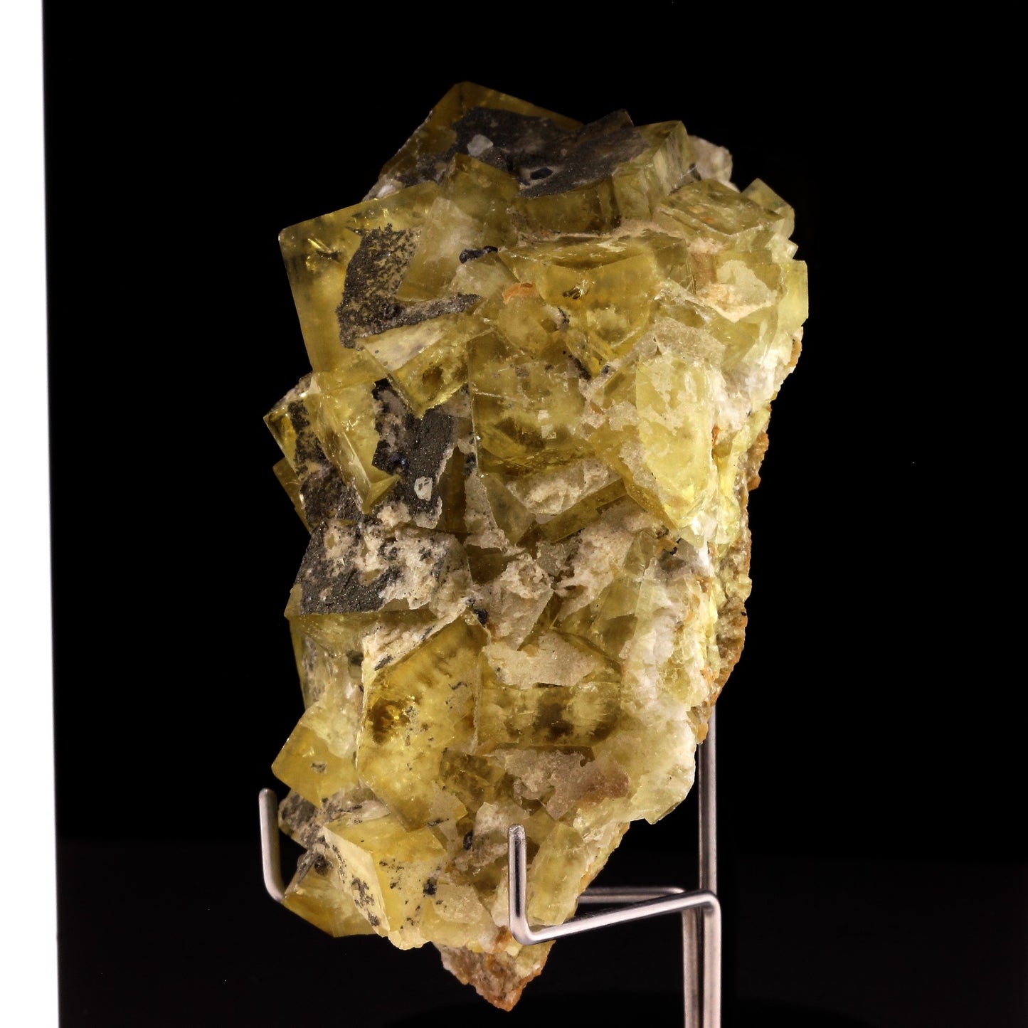 Fluorite. 1094.0 carats. Peyrebrune mine, Tarn, France