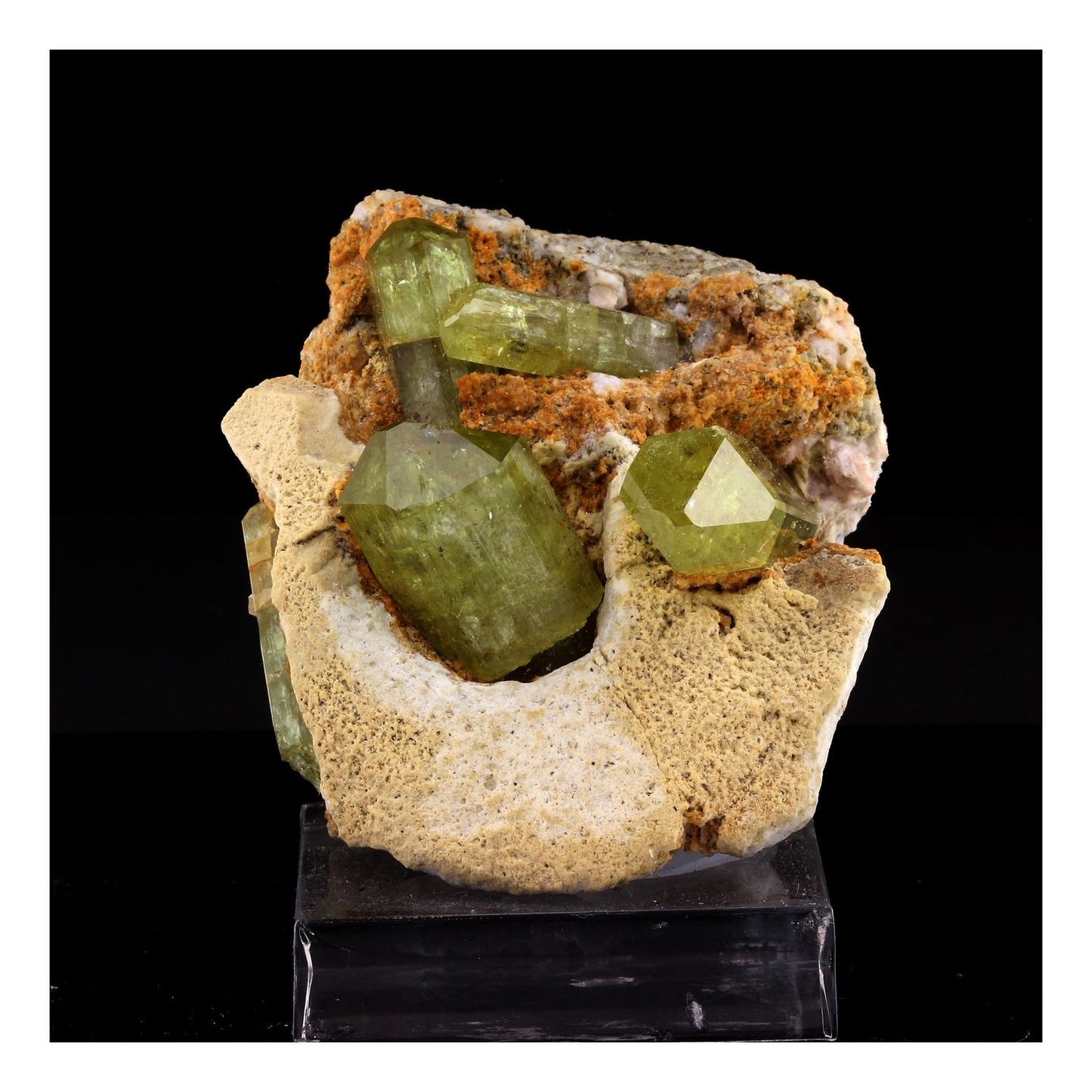 Apatite + Feldspath. 686.5 carats. Imilchil Cercle, Midelt Province, Maroc