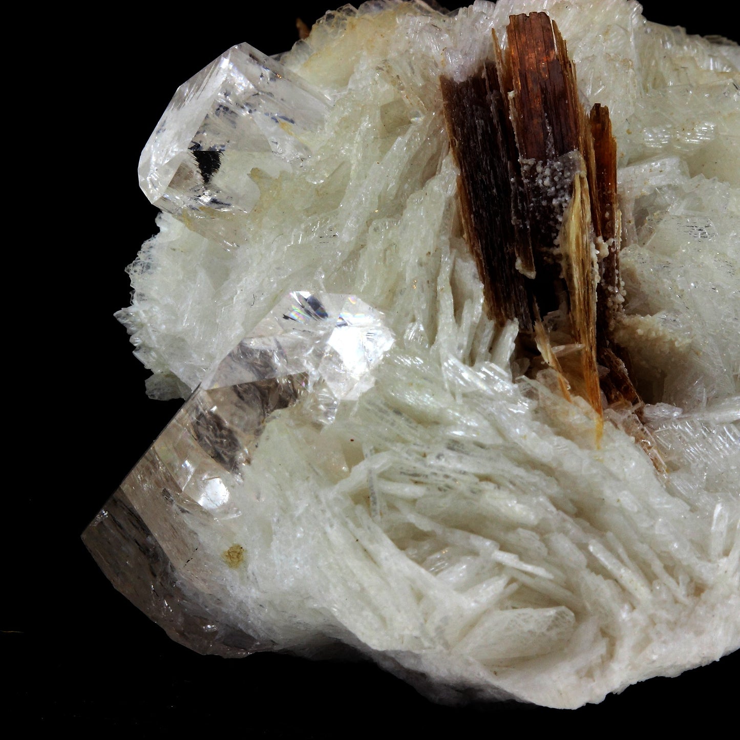 Topaze + Cleavelandite. 810.5 carats. Pakistan
