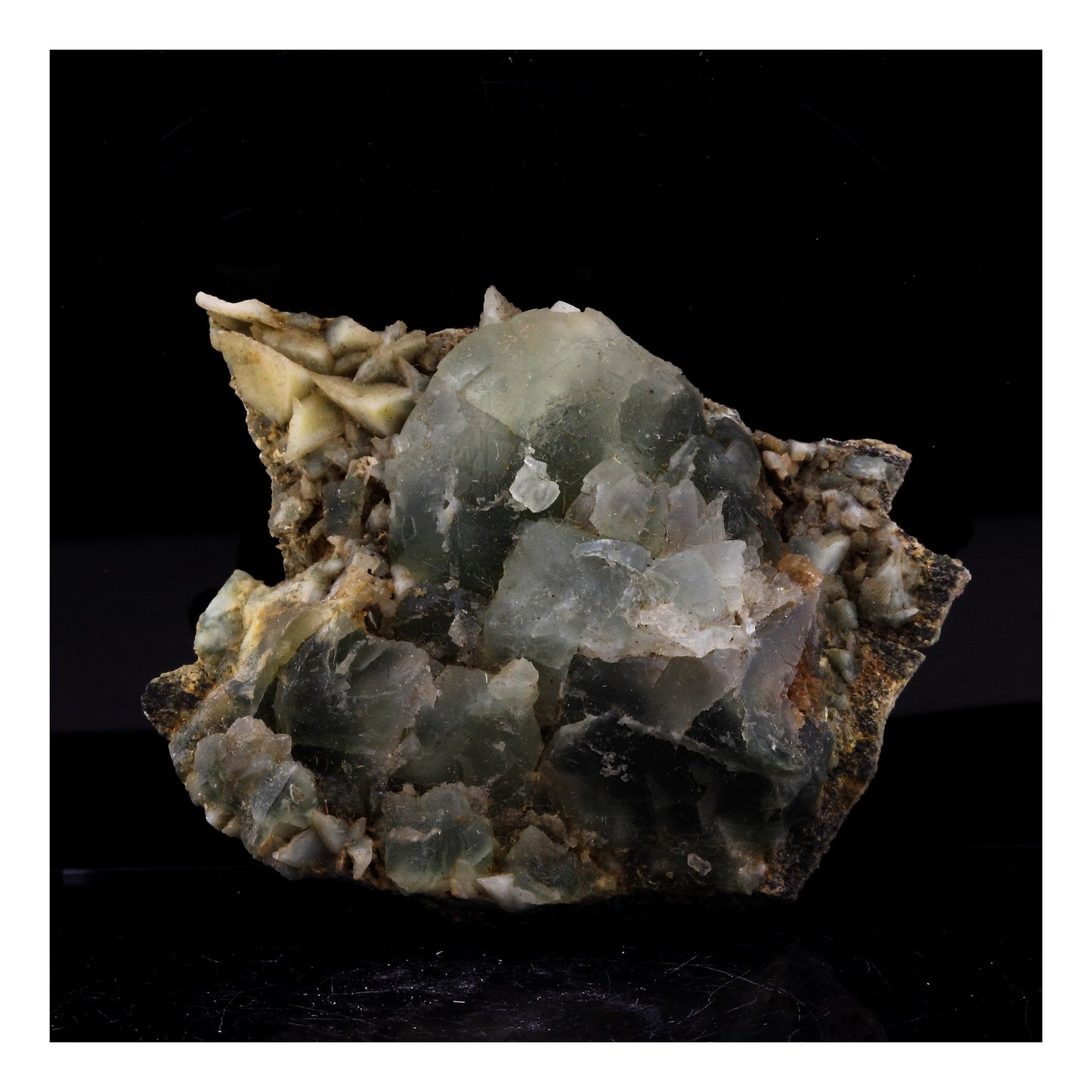 Prehnite + Adulaire en provenance de Saint Christophe en Oisans, Isere, France
