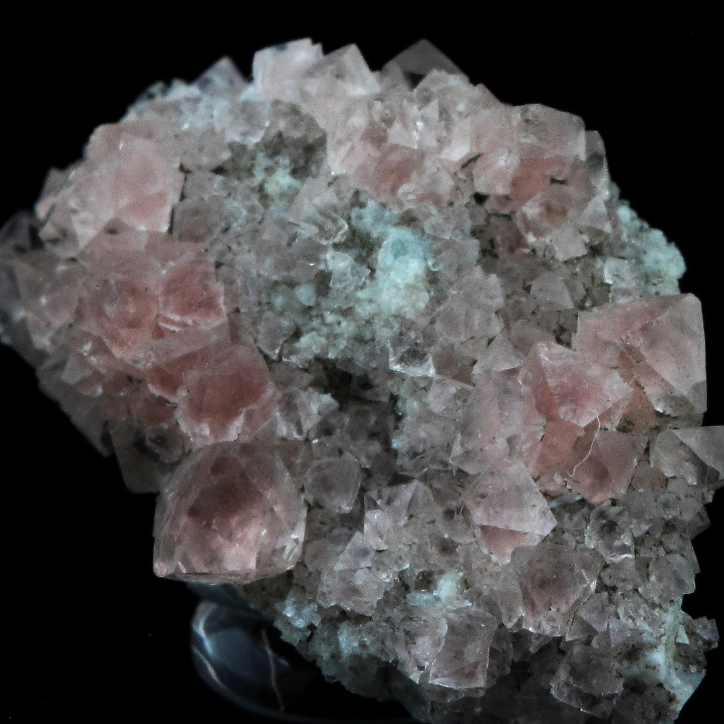 Fluorite. 15.5 carats. Massif du Mont-Blanc (Talèfre), France
