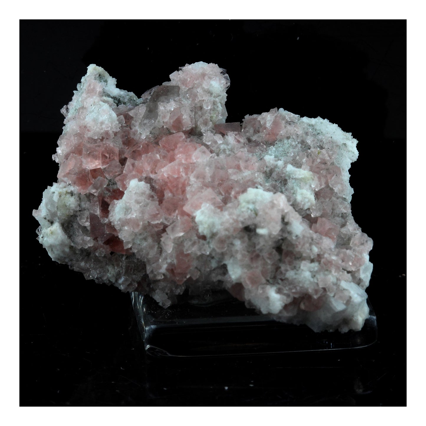 Fluorite. 132.5 carats. Massif du Mont-Blanc (Talèfre), France