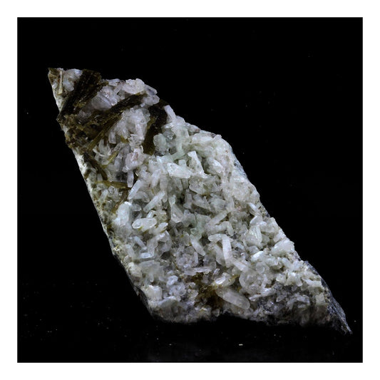 Albite + Epidote (1992) mineral. 192.65 carats. En provenance de Le Sambuis, Saint-Colomban-des-Villards, Saint-Jean-de-Maurienne, Savoie, Auvergne-Rhône-Alpes, France