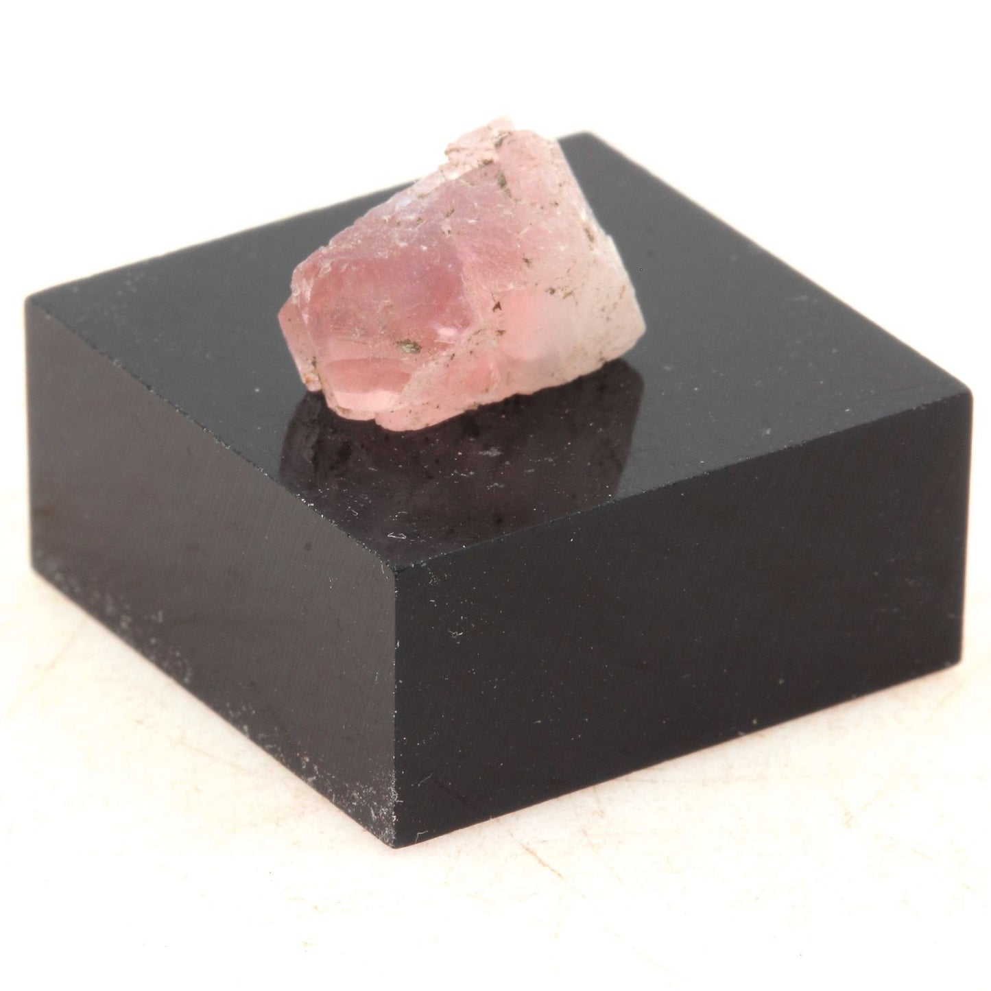 Fluorite mineral. 4.48 carats. Massif du Mont-Blanc, (Aiguille Verte), Chamonix, Haute-Savoie, Auvergne-Rhône-Alpes, France