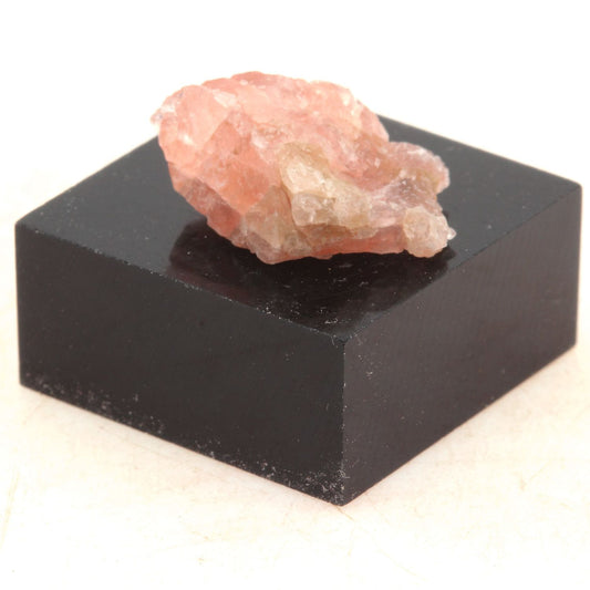 Fluorite mineral. 6.70 carats. Massif du Mont-Blanc, (Aiguille Verte), Chamonix, Haute-Savoie, Auvergne-Rhône-Alpes, France