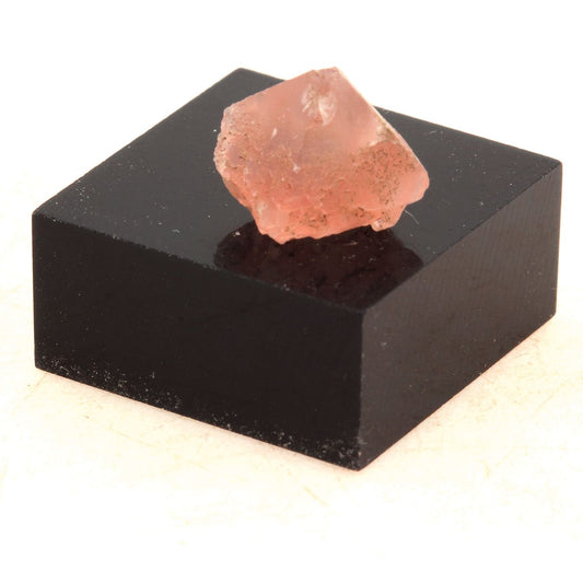 Fluorite mineral. 4.85 carats. Massif du Mont-Blanc, (Aiguille Verte), Chamonix, Haute-Savoie, Auvergne-Rhône-Alpes, France