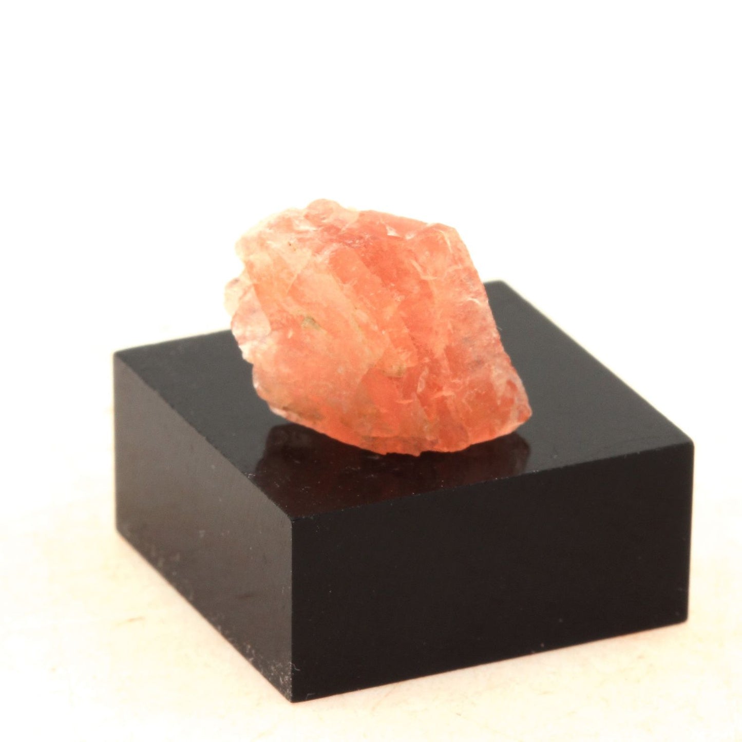 Fluorite mineral. 7.24 carats. Massif du Mont-Blanc, (Aiguille Verte), Chamonix, Haute-Savoie, Auvergne-Rhône-Alpes, France