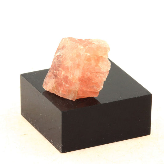 Fluorite mineral. 7.24 carats. Massif du Mont-Blanc, (Aiguille Verte), Chamonix, Haute-Savoie, Auvergne-Rhône-Alpes, France