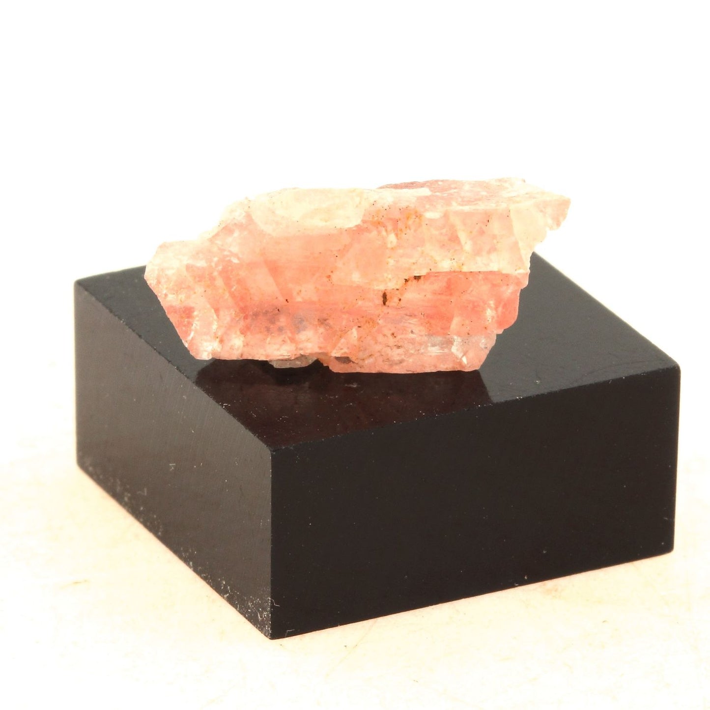 Fluorite mineral. 8.41 carats. Massif du Mont-Blanc, (Aiguille Verte), Chamonix, Haute-Savoie, Auvergne-Rhône-Alpes, France