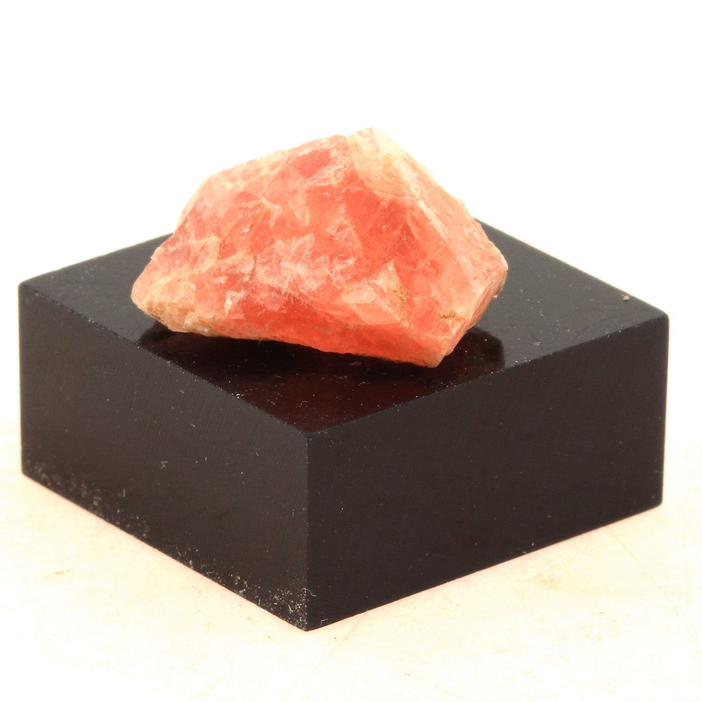 Fluorite mineral. 9.07 carats. Massif du Mont-Blanc, (Aiguille Verte), Chamonix, Haute-Savoie, Auvergne-Rhône-Alpes, France