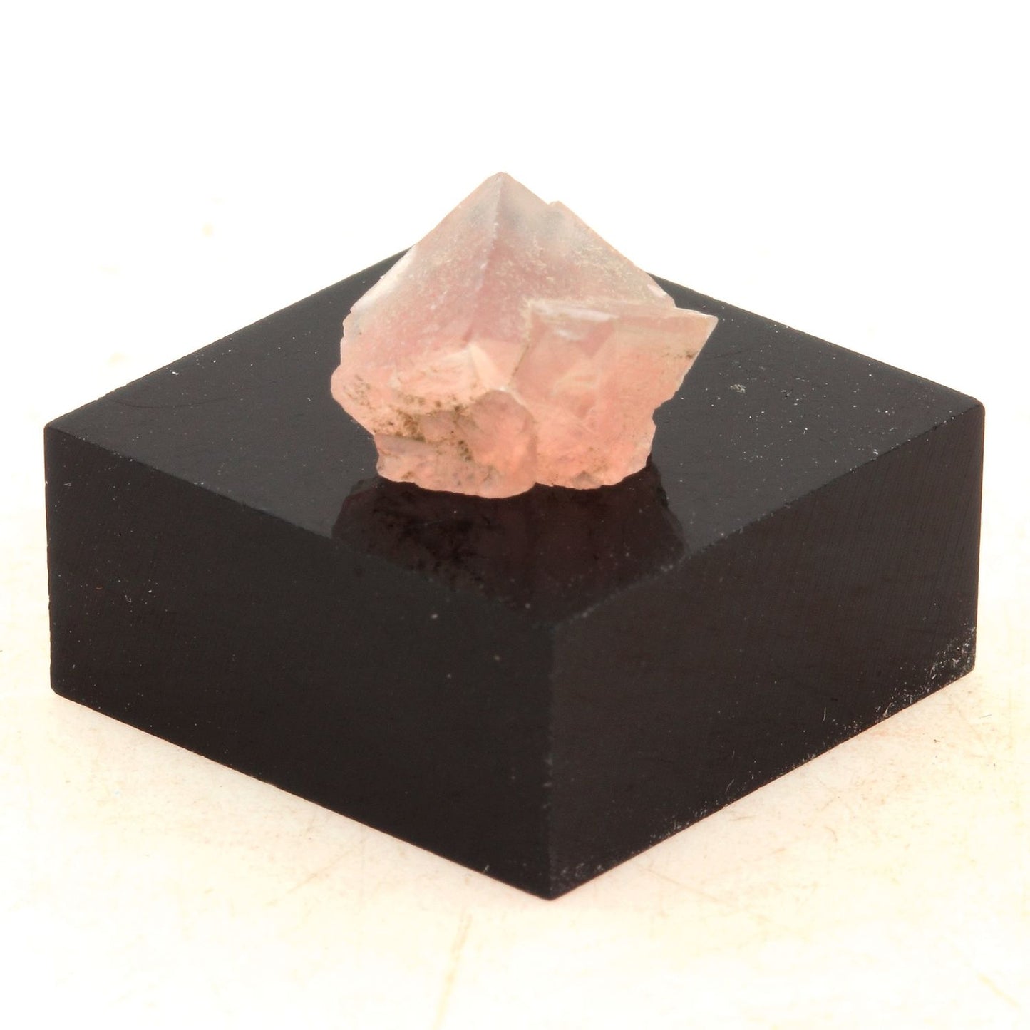 Fluorite mineral. 5.11 carats. Massif du Mont-Blanc, (Aiguille Verte), Chamonix, Haute-Savoie, Auvergne-Rhône-Alpes, France