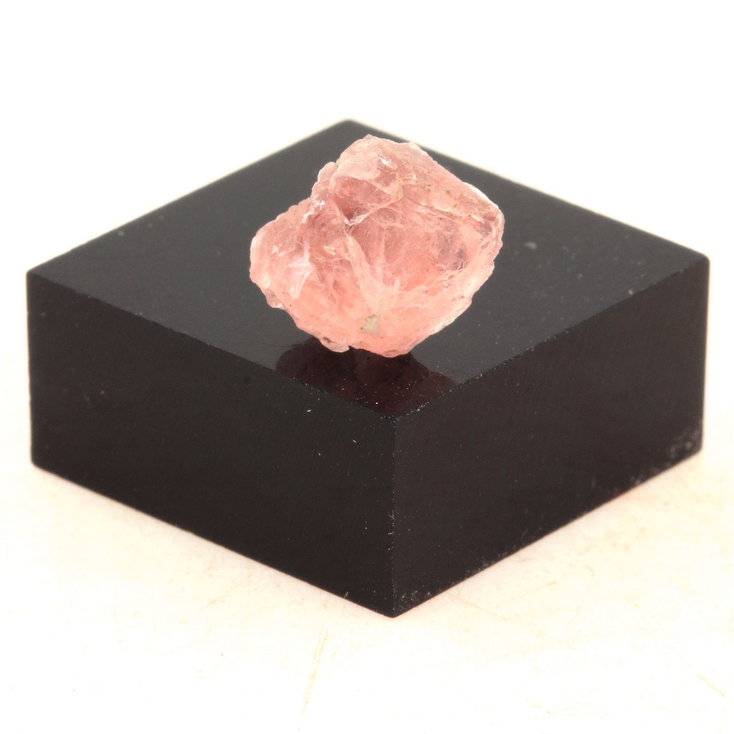 Fluorite mineral. 4.41 carats. Massif du Mont-Blanc, (Aiguille Verte), Chamonix, Haute-Savoie, Auvergne-Rhône-Alpes, France