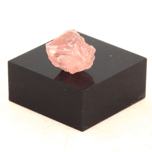 Fluorite mineral. 4.41 carats. Massif du Mont-Blanc, (Aiguille Verte), Chamonix, Haute-Savoie, Auvergne-Rhône-Alpes, France