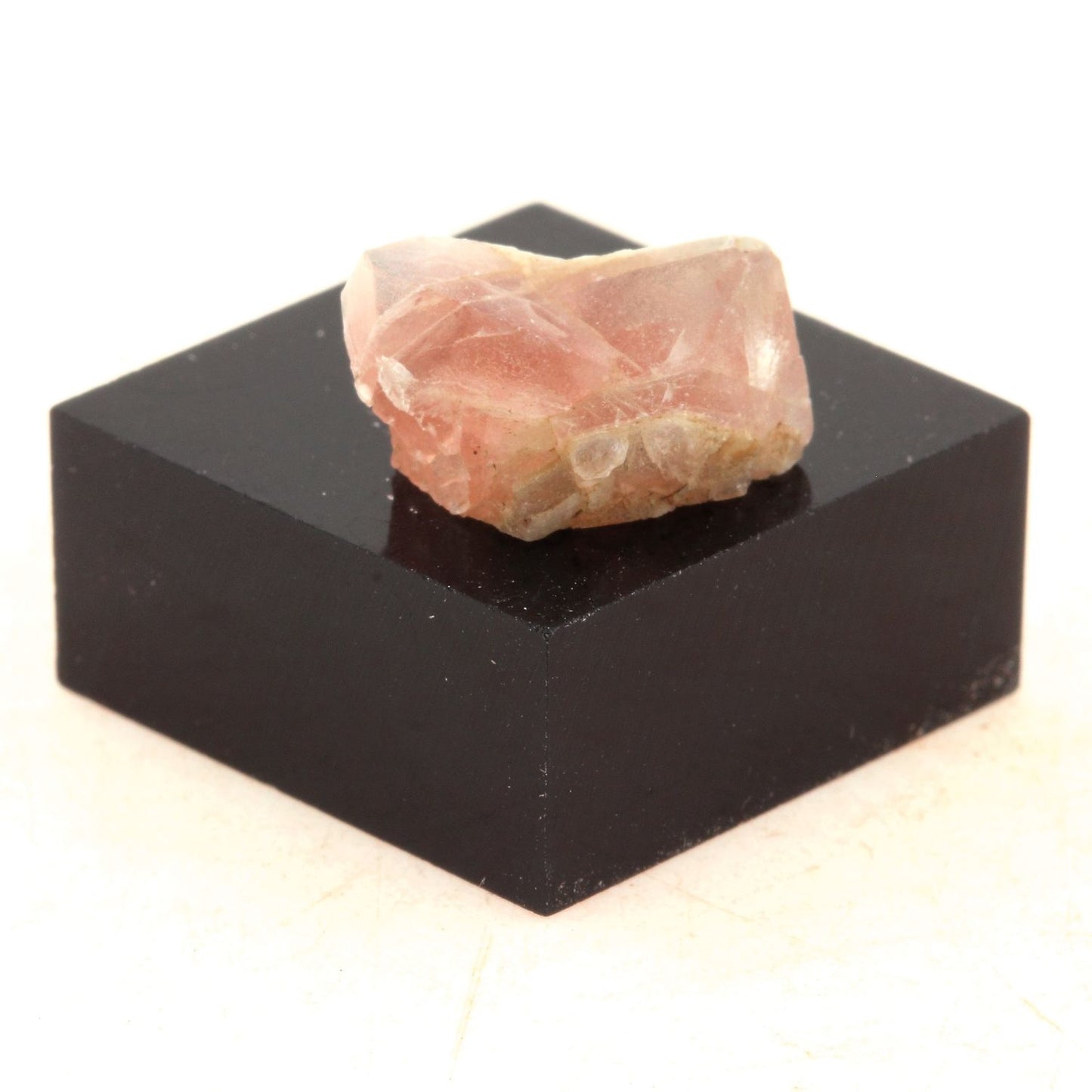 Fluorite mineral. 7.43 carats. Massif du Mont-Blanc, (Aiguille Verte), Chamonix, Haute-Savoie, Auvergne-Rhône-Alpes, France