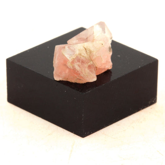 Fluorite mineral. 7.43 carats. Massif du Mont-Blanc, (Aiguille Verte), Chamonix, Haute-Savoie, Auvergne-Rhône-Alpes, France