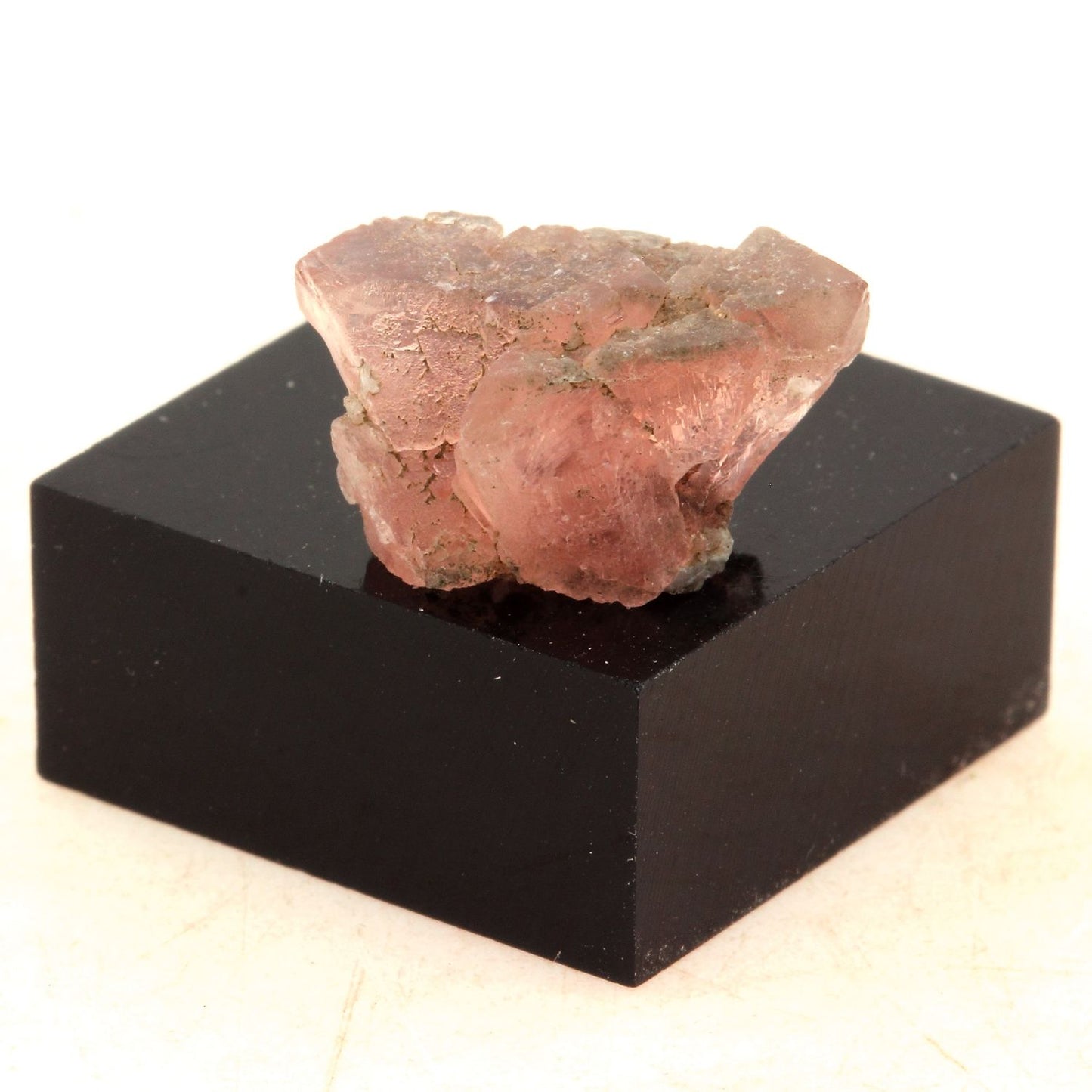 Fluorite mineral. 9.18 carats. Massif du Mont-Blanc, (Aiguille Verte), Chamonix, Haute-Savoie, Auvergne-Rhône-Alpes, France