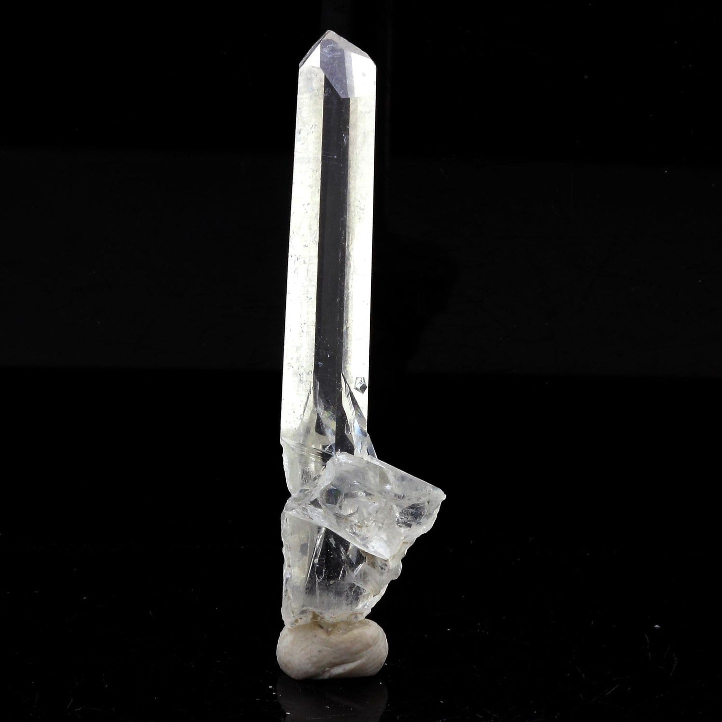 Quartz mineral. 16.69 carats. La Gardette Mine, Bourg d'Oisans, Isère, France