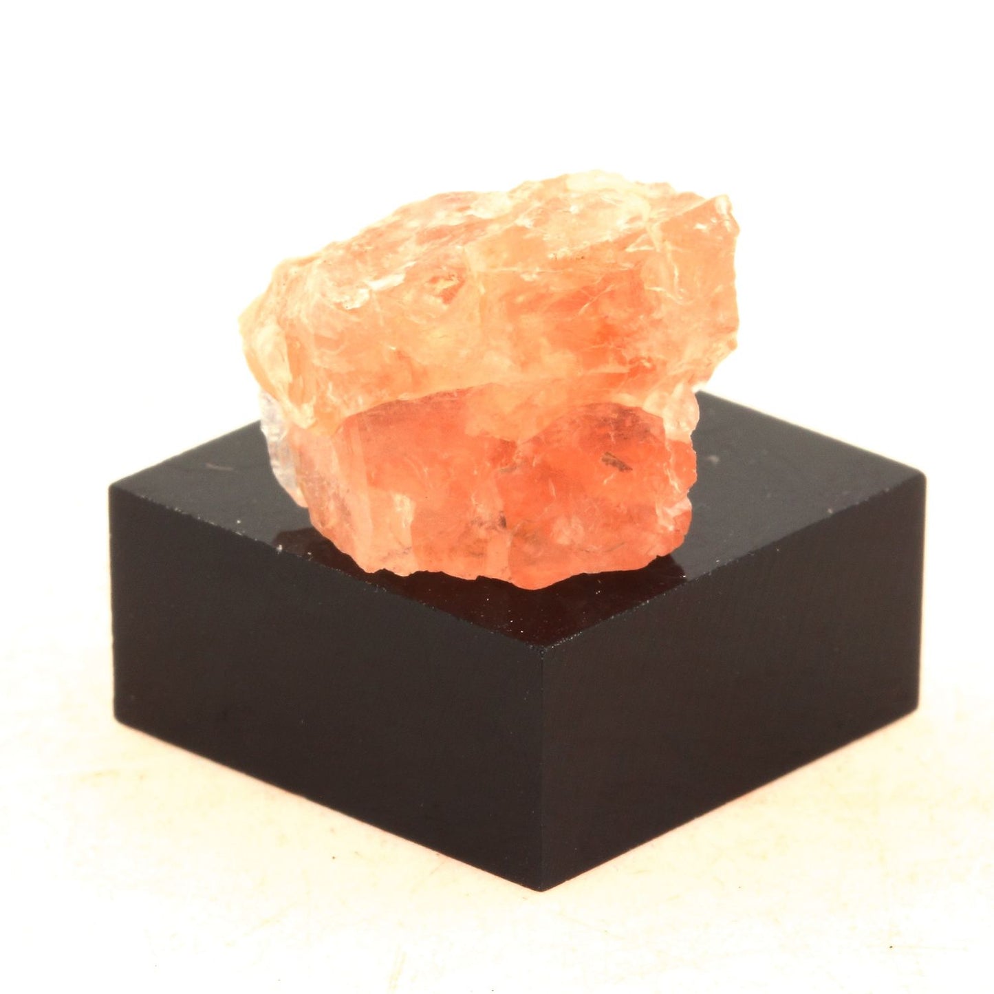 Fluorite mineral. 19.41 carats. Massif du Mont-Blanc, (Aiguille Verte), Chamonix, Haute-Savoie, Auvergne-Rhône-Alpes, France