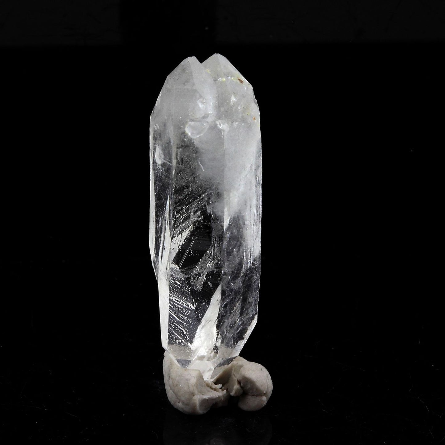 Quartz biterminé mineral. 12.65 carats. La Gardette Mine, Bourg d'Oisans, Isère, France