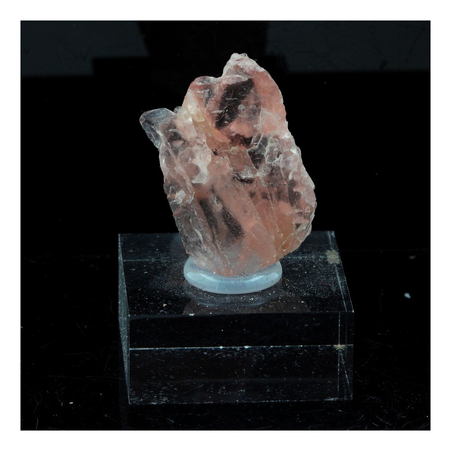 Fluorite mineral. 40.0 carats. Massif du Mont-Blanc, (Aiguille Verte), Chamonix, Haute-Savoie, Auvergne-Rhône-Alpes, France