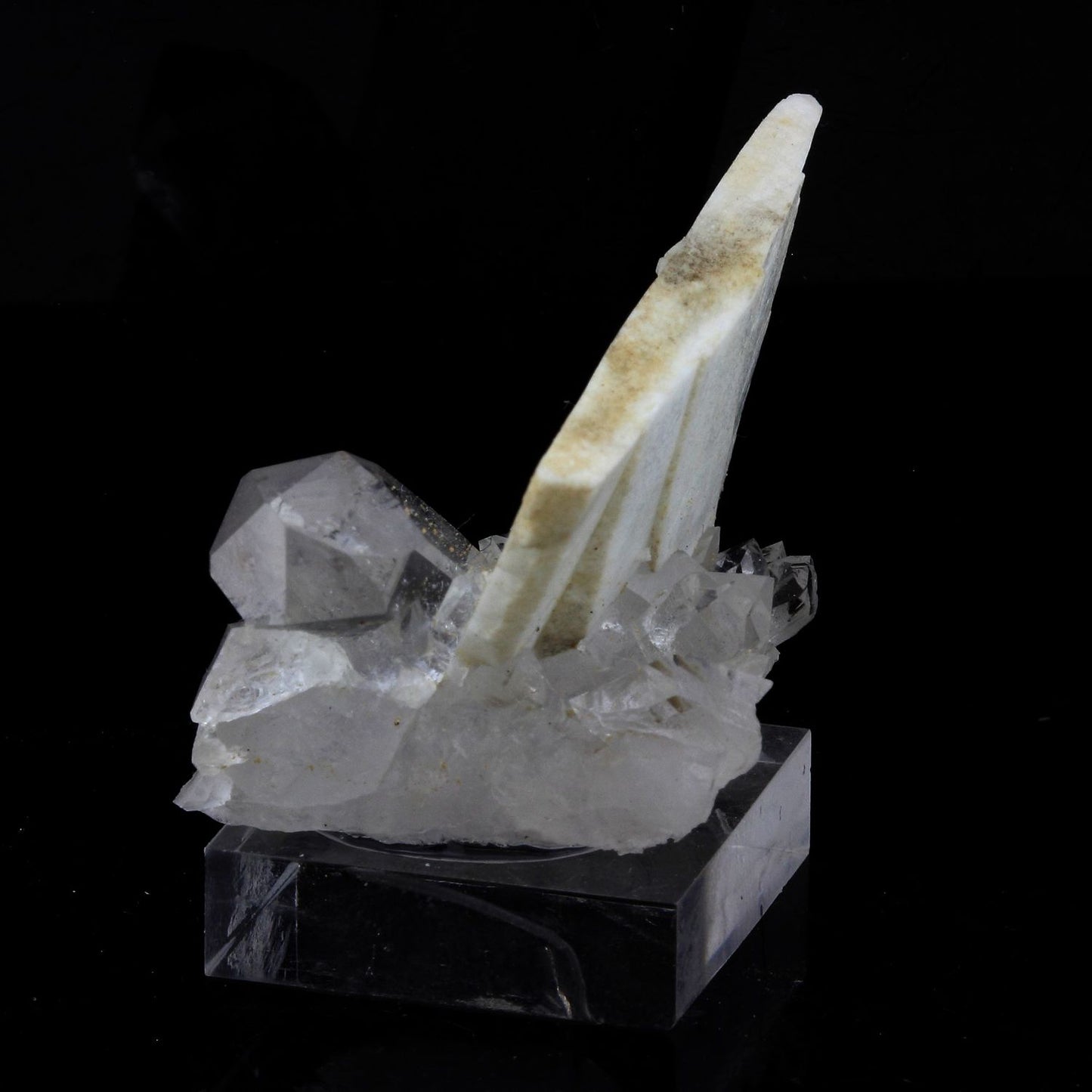 Quartz mineral + Baryte. 92.31 carats. Massif des Grandes Rousses, Isère, France