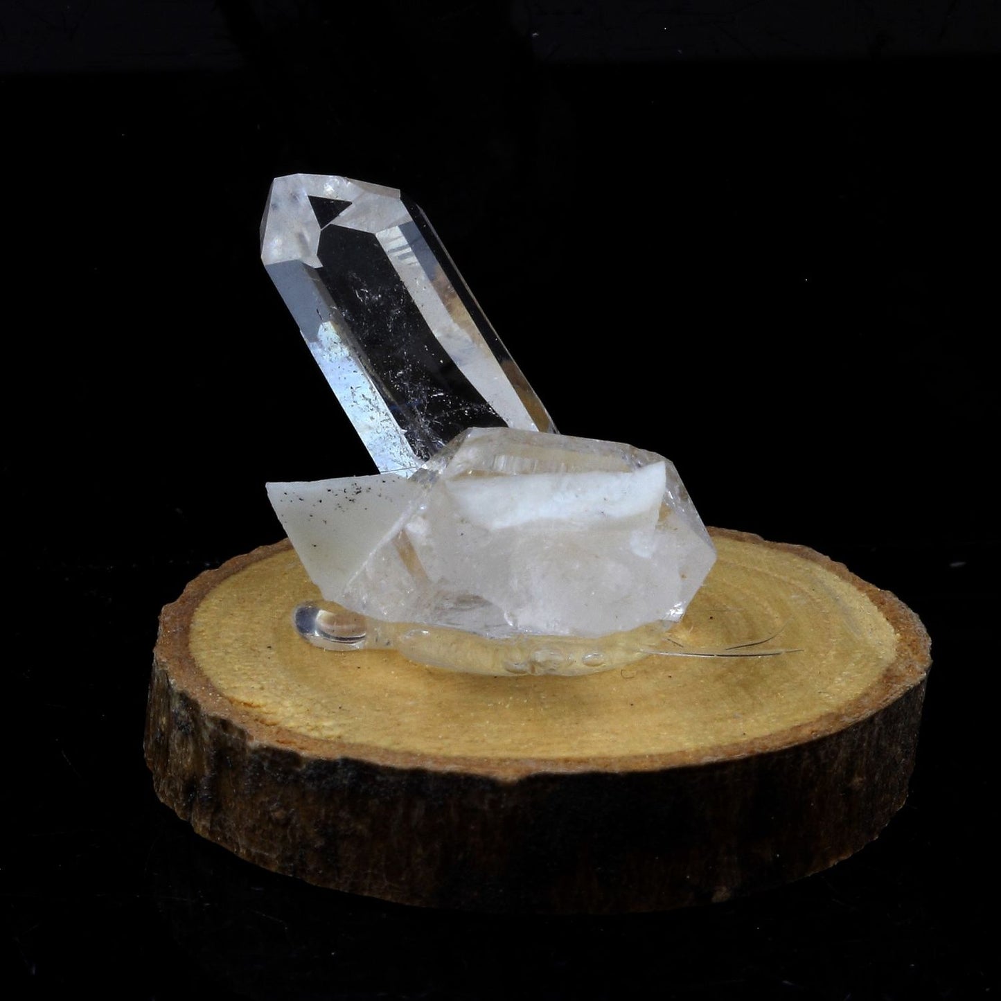 Quartz mineral + Baryte. 26.59 carats. Massif des Grandes Rousses, Isère, France