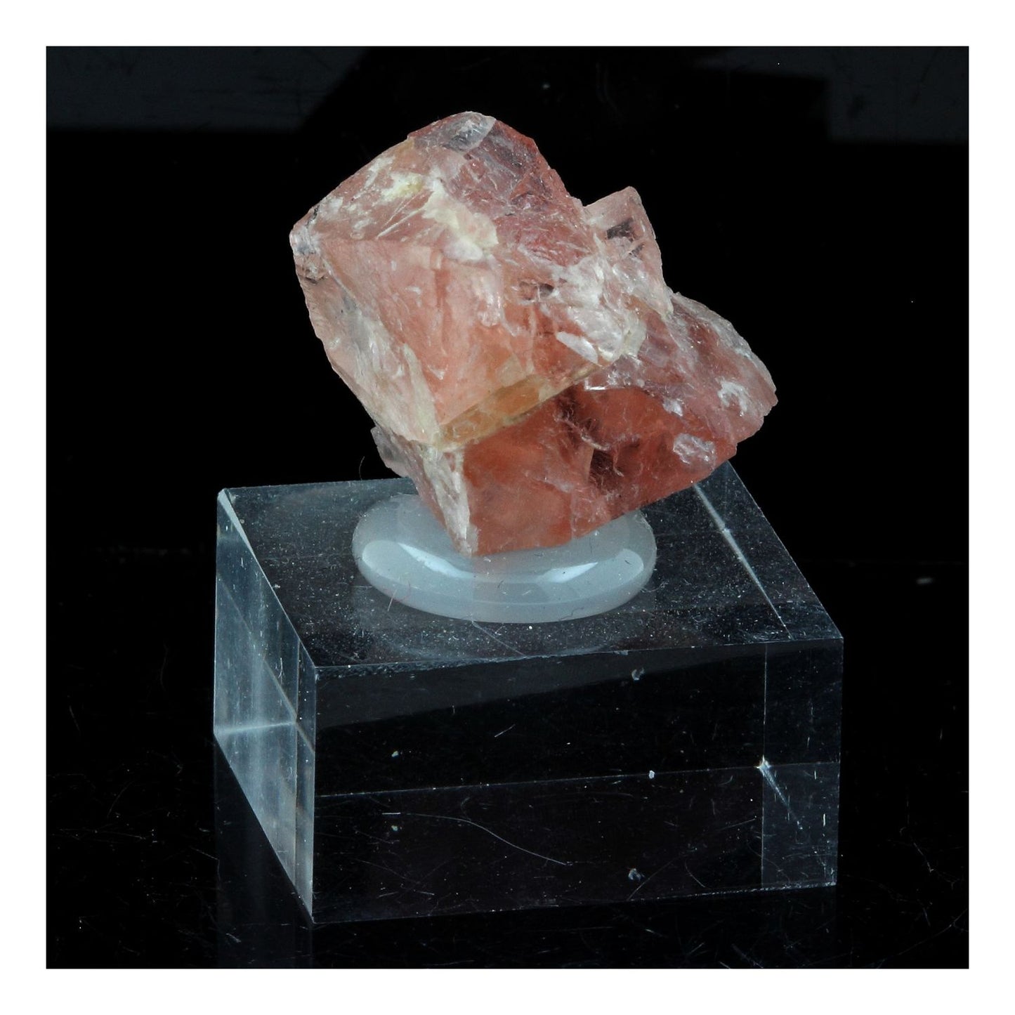 Fluorite mineral. 56.91 carats. Massif du Mont-Blanc, (Aiguille Verte), Chamonix, Haute-Savoie, Auvergne-Rhône-Alpes, France