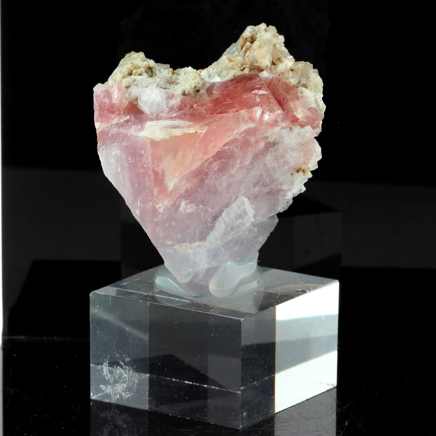 Fluorite mineral. 492.5 carats. Massif du Mont-Blanc, (Aiguille Verte), Chamonix, Haute-Savoie, Auvergne-Rhône-Alpes, France