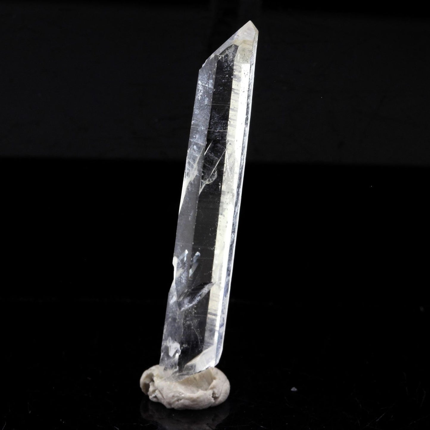Quartz mineral. 14.58 carats. La Gardette Mine, Bourg d'Oisans, Isère, France