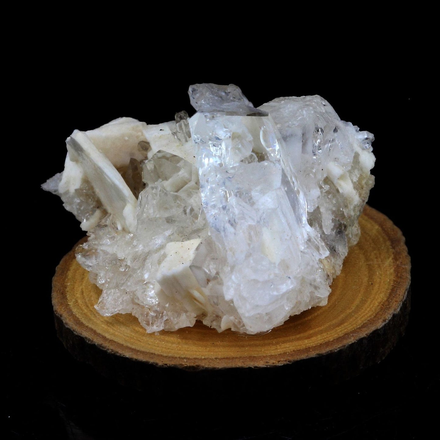 Quartz mineral + Baryte. 57.36 carats. Massif des Grandes Rousses, Isère, France