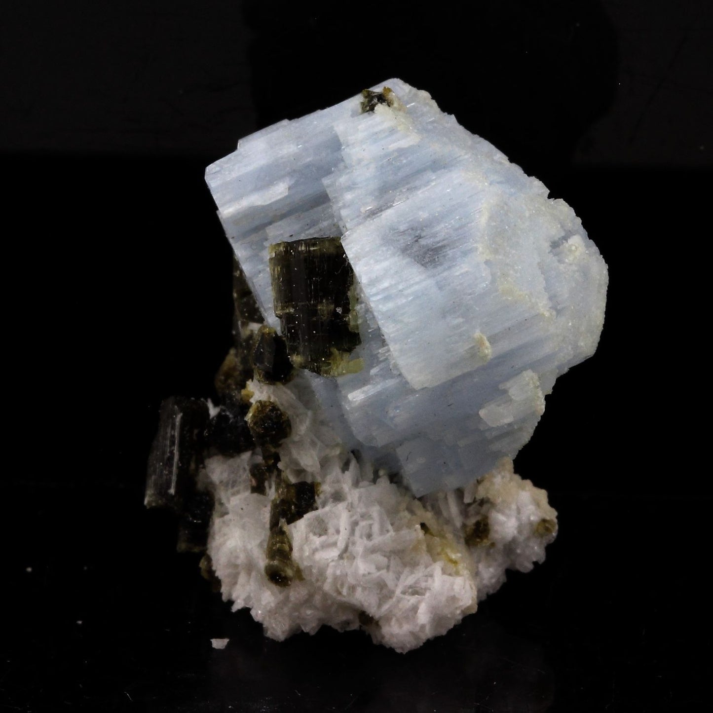 Alkali-beryl + Tourmaline verte. 67.17 carats. En provenance de Deo Darrah, Kuran Wa Munjan District, Badakhshan, Afghanistan