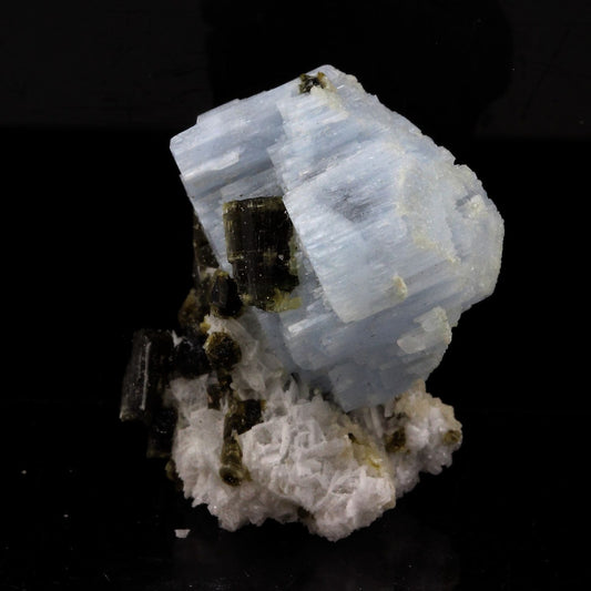 Alkali-beryl + Tourmaline verte. 67.17 carats. En provenance de Deo Darrah, Kuran Wa Munjan District, Badakhshan, Afghanistan