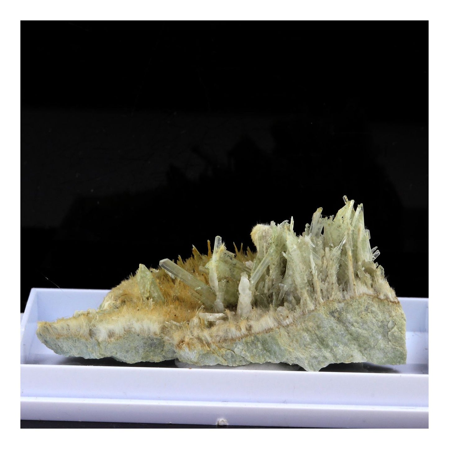 Clinozoisite. 90.0 carats. Marine de Scala, Canari, Haute-Corse, France