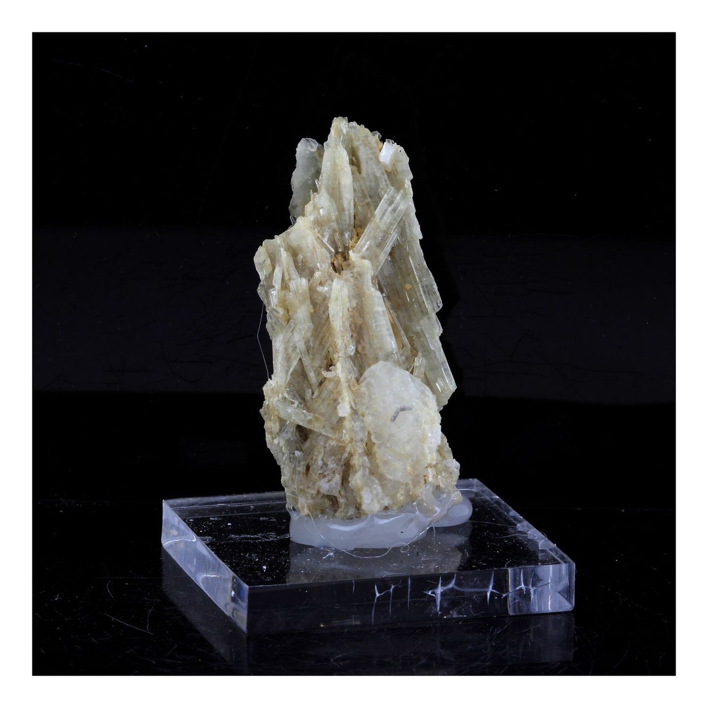 Clinozoisite. 62.0 carats. Marine de Scala, Canari, Haute-Corse, France