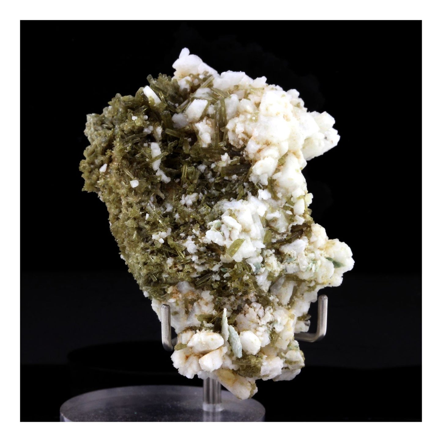 Clinozoisite. 242.0 carats. Marine de Scala, Canari, Haute-Corse, France