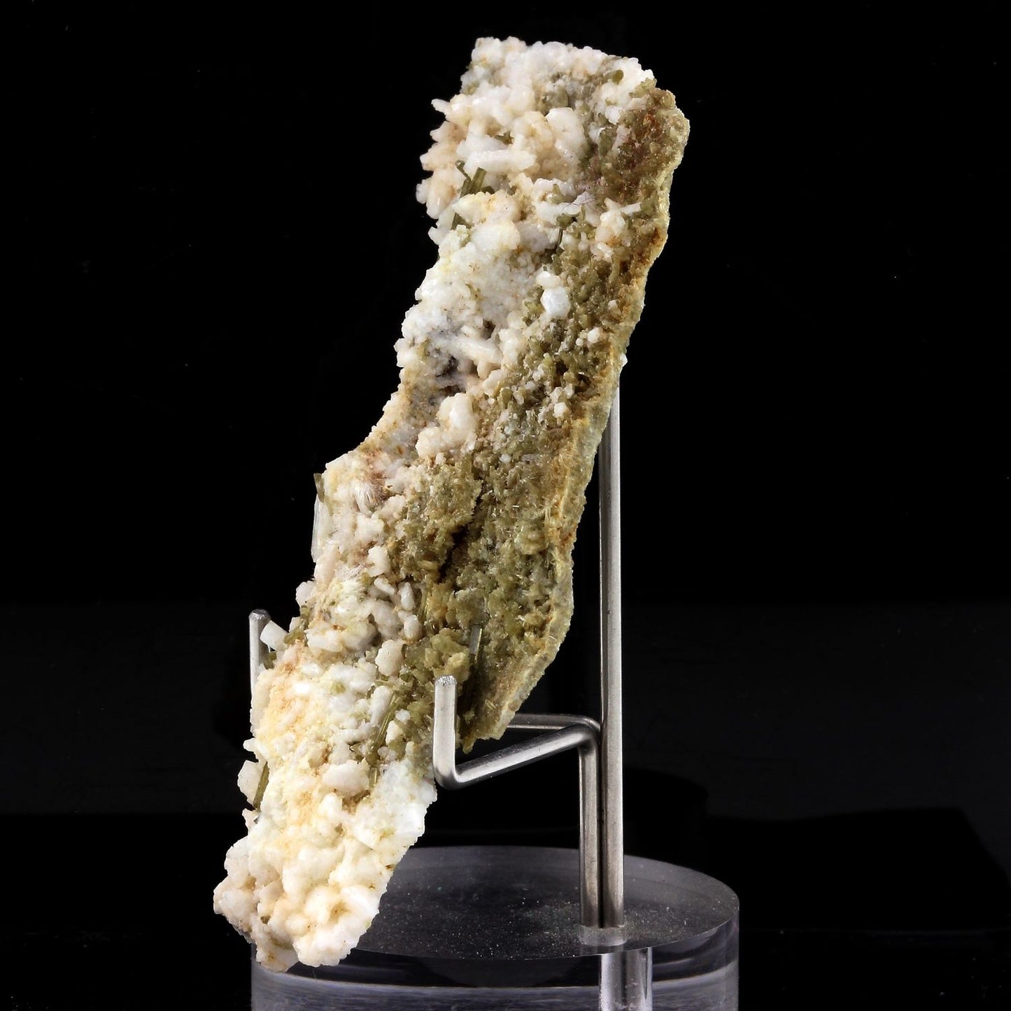 Clinozoisite. 108.0 carats. Marine de Scala, Canari, Haute-Corse, France