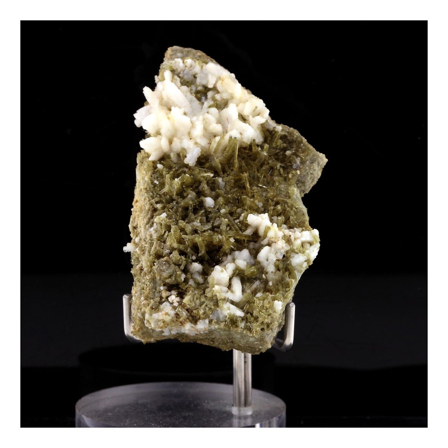 Clinozoisite. 198.5 carats. Marine de Scala, Canari, Haute-Corse, France