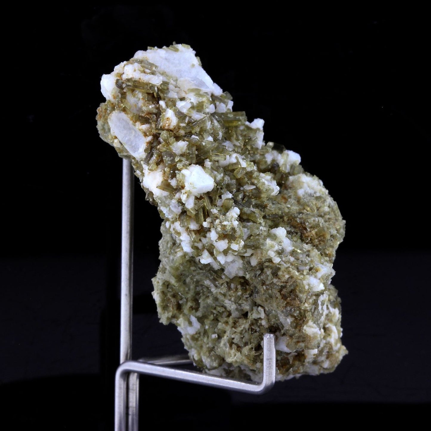 Clinozoisite. 120.5 carats. Marine de Scala, Canari, Haute-Corse, France
