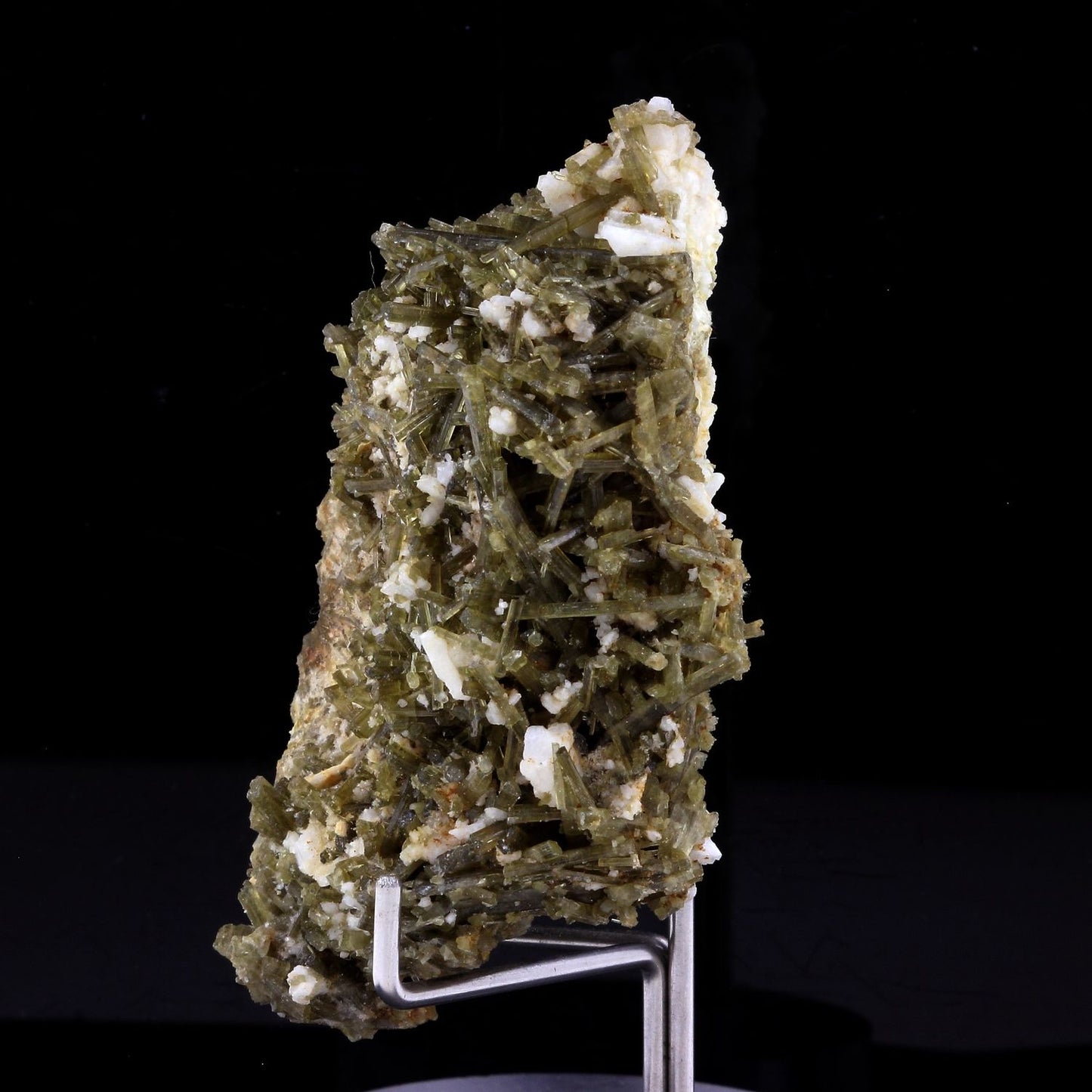 Clinozoisite. 204.5 carats. Marine de Scala, Canari, Haute-Corse, France
