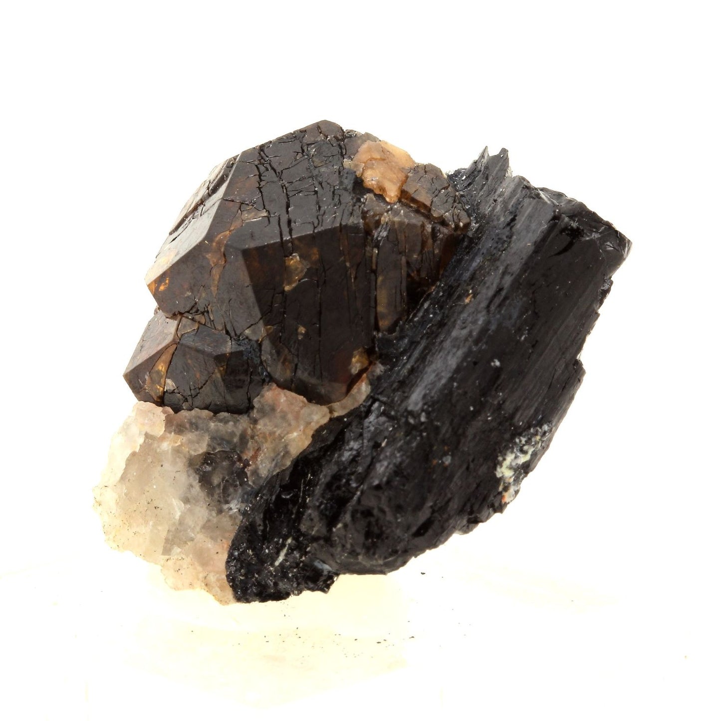 Grenat + Tourmaline. 159.5 carats. Sahanivotry Manandona, Madagascar